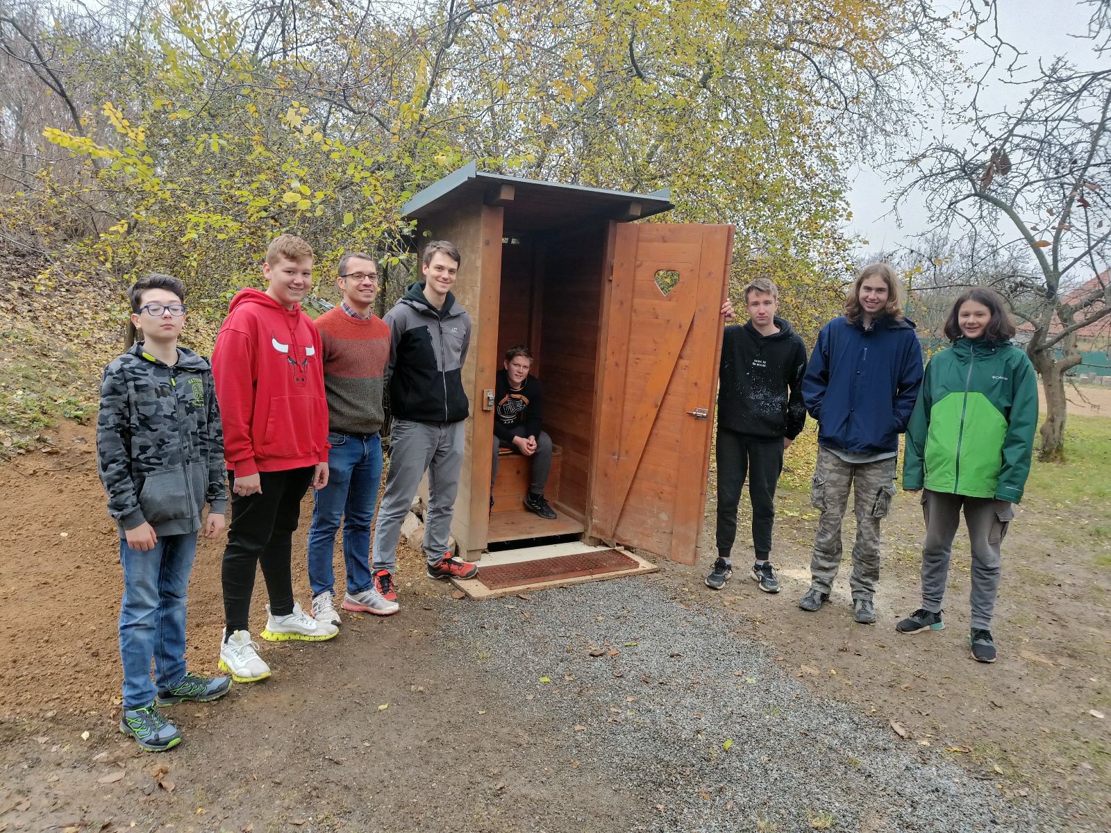 Vlčí přespání na boudě