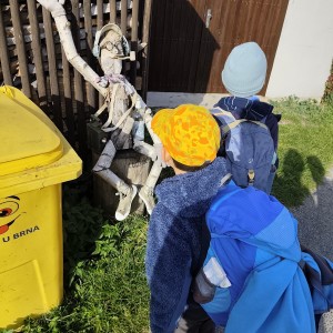 Lemuři v jeskyních podél Říčky