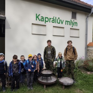 Lemuři v jeskyních podél Říčky