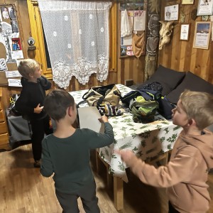 Lemuři v jeskyních podél Říčky