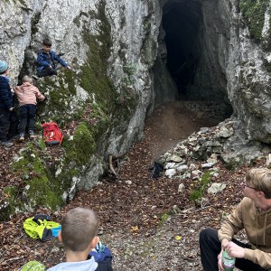Lemuři v jeskyních podél Říčky