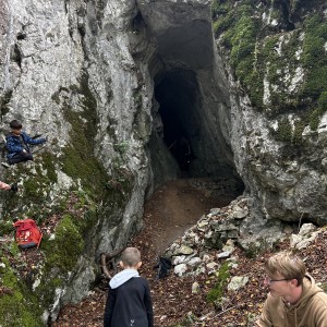 Lemuři v jeskyních podél Říčky