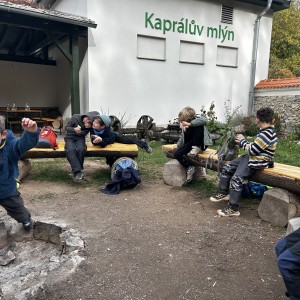 Lemuři v jeskyních podél Říčky