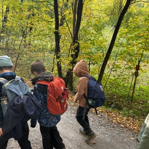 Lemuři v jeskyních podél Říčky
