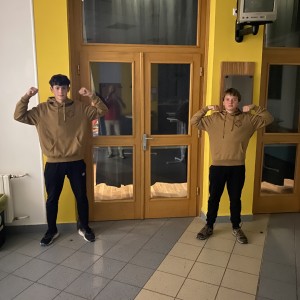 Servis na potlachu a roztržené kalhoty