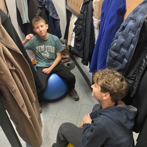 Servis na potlachu a roztržené kalhoty