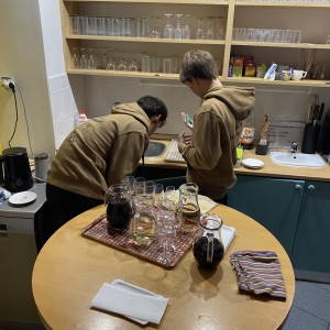Servis na potlachu a roztržené kalhoty