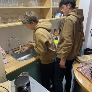Servis na potlachu a roztržené kalhoty