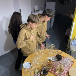 Servis na potlachu a roztržené kalhoty