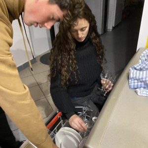 Servis na potlachu a roztržené kalhoty