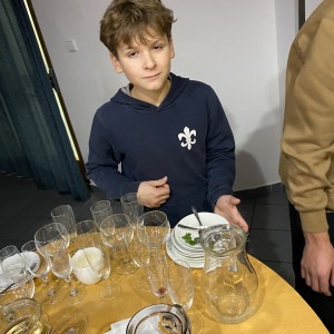 Servis na potlachu a roztržené kalhoty